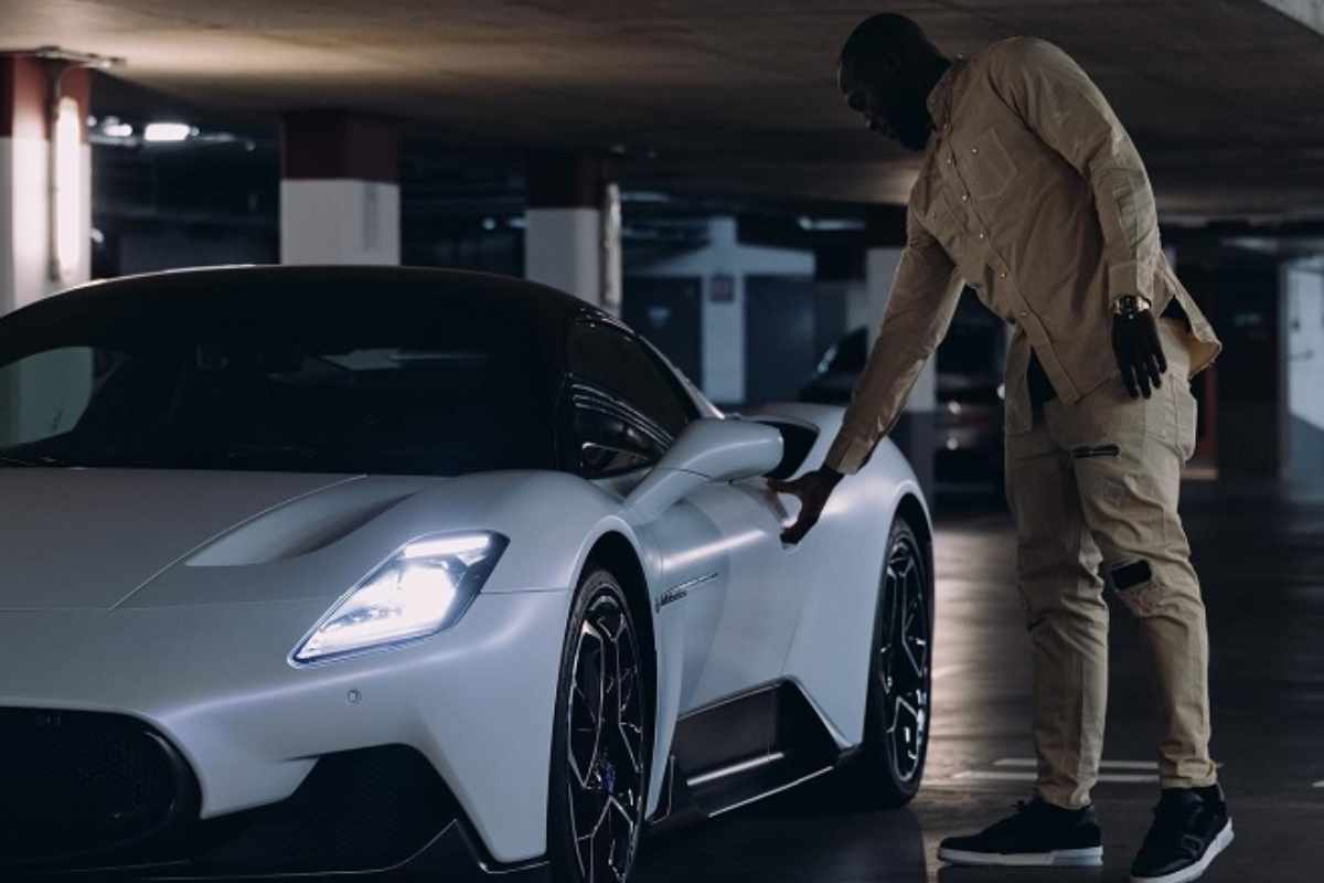 Romelu Lukaku con la Maserati MC20 (fuoristrada.it - Media Press)