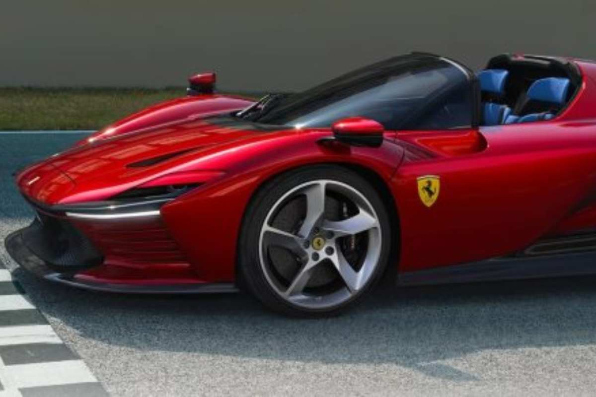 Il muso anteriore della Ferrari Daytona SP3
