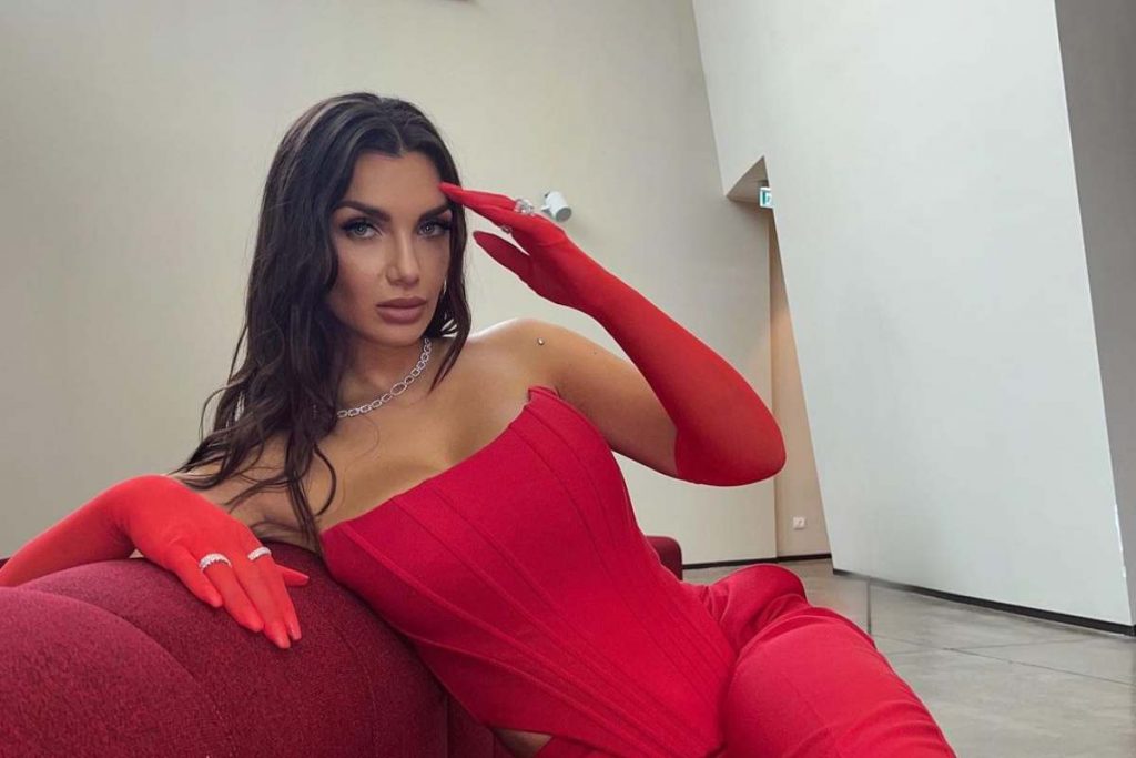 Elettra Lamborghini Ha Slacciato Il Costume Praticamente Nuda L