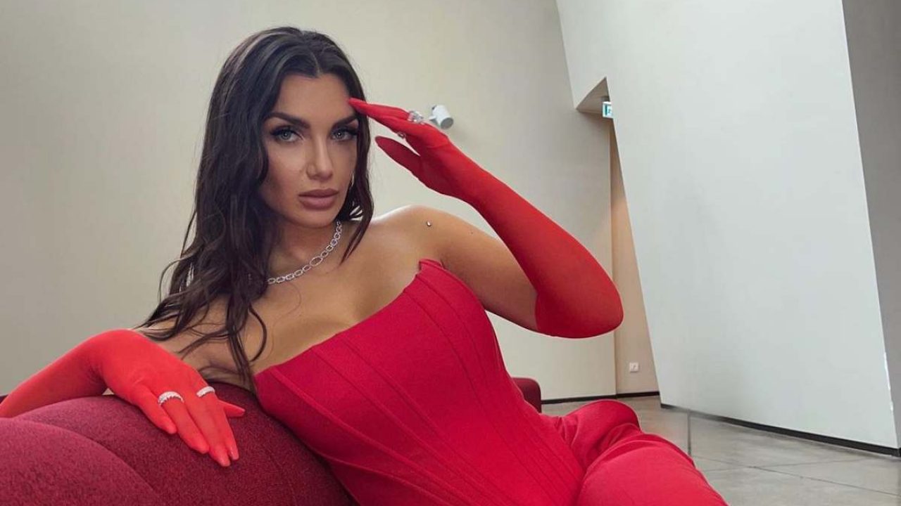 Elettra Lamborghini ha slacciato il costume: è praticamente nuda lì -  www.fuoristrada.it