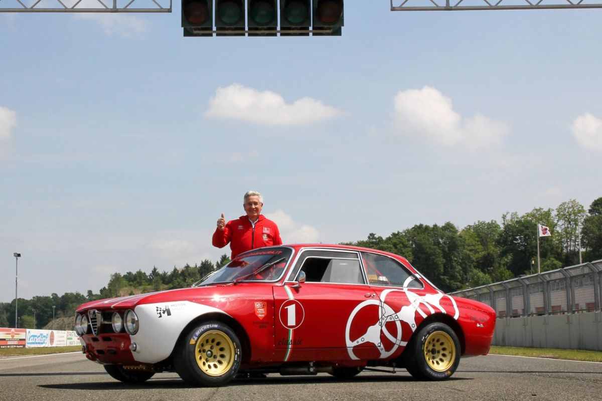 Andrea de Adamich in pista per Guida Sicura con un'Alfa Romeo d'epoca.