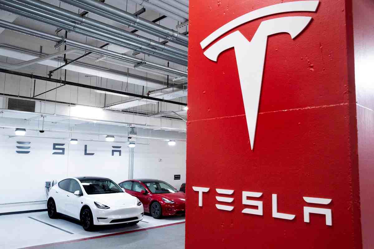 Tesla sparisce un modello