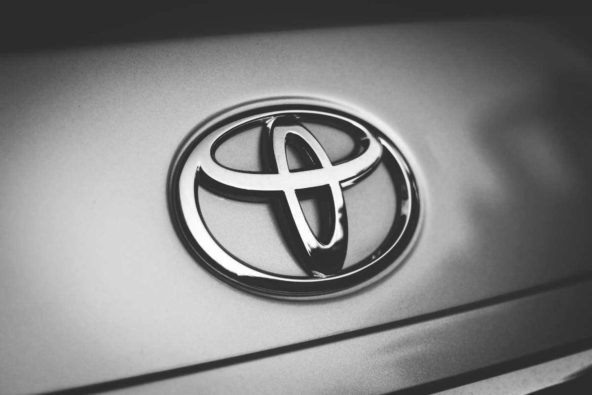Un particolare del logo e simbolo Toyota