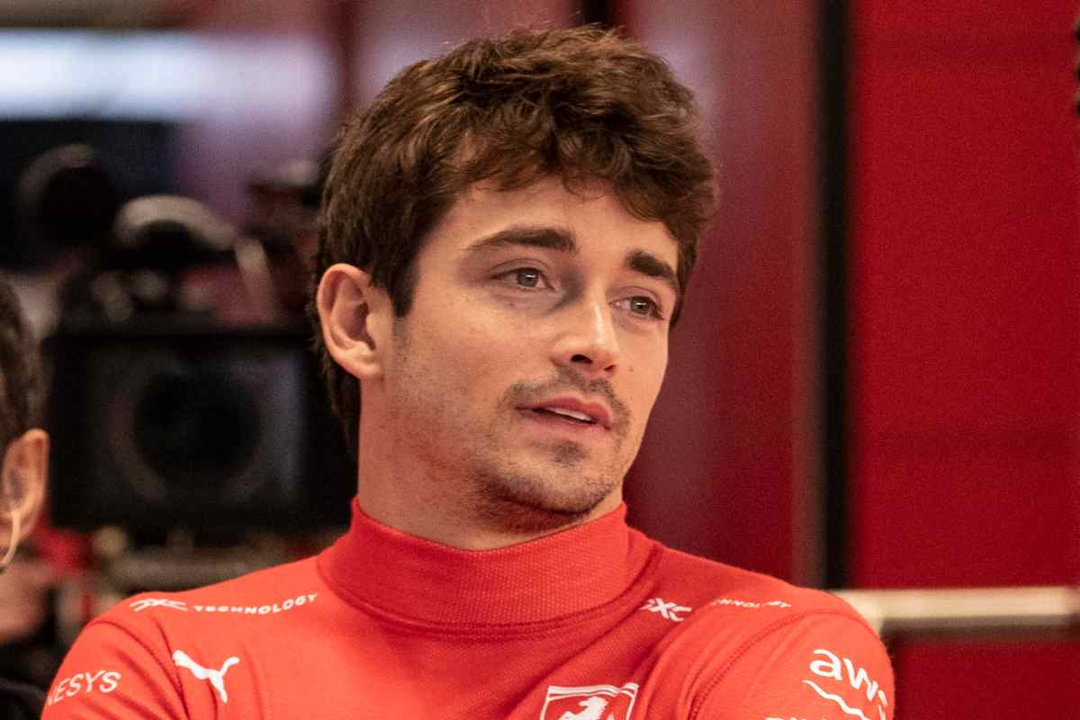 Leclerc non risparmia nessuno, mette l'elmetto prima della gara: "Siamo pronti alla sfida"