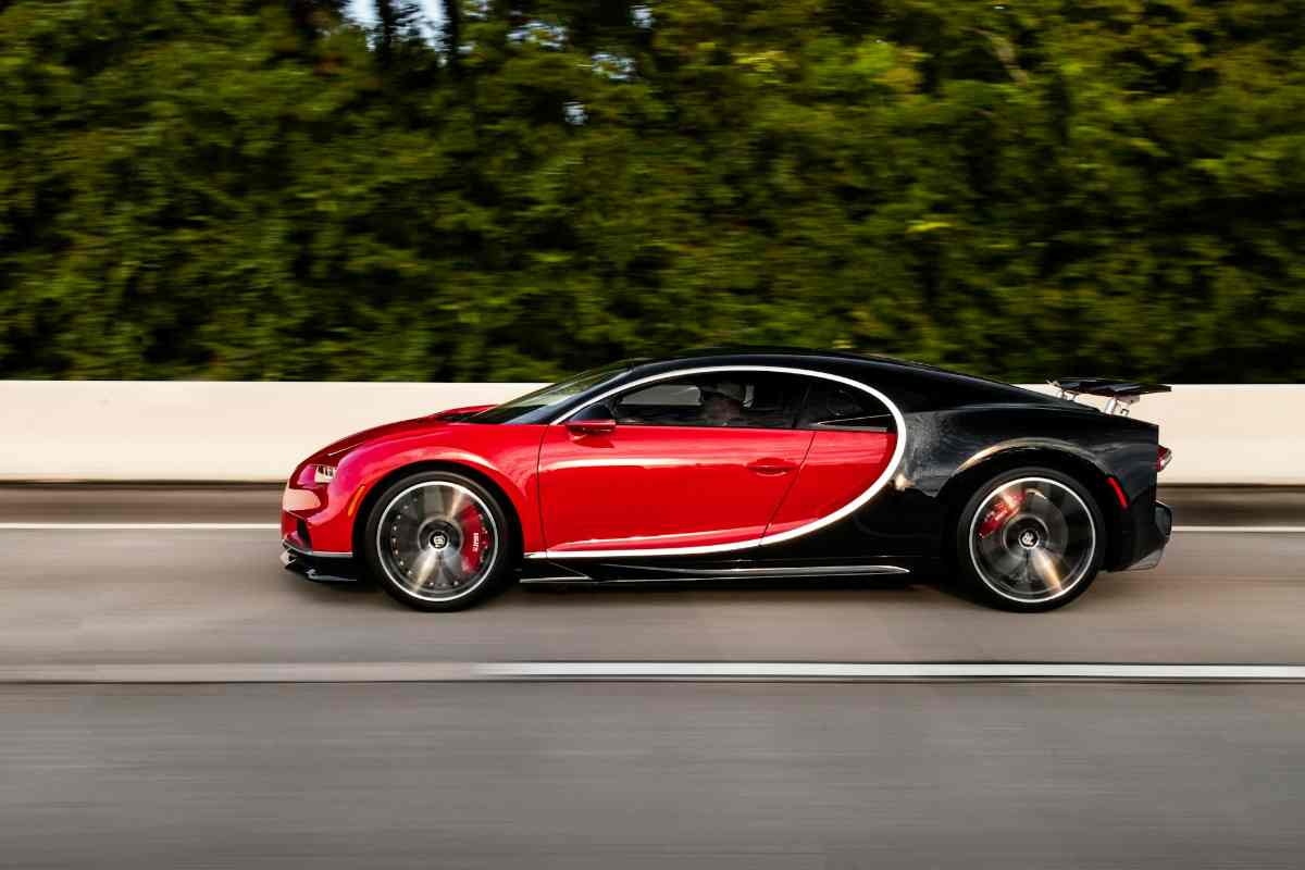 Bugatti Veyron rosso e nera in strada