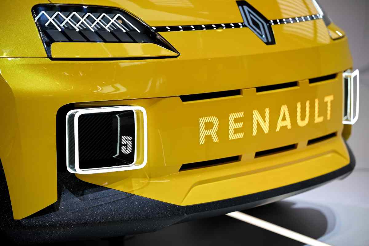 Renault 5, è già un successo: boom di prenotazioni, il prezzo ingolosisce tutti
