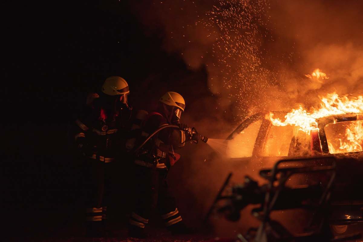 Autocombustione auto diesel con dei vigili del fuoco