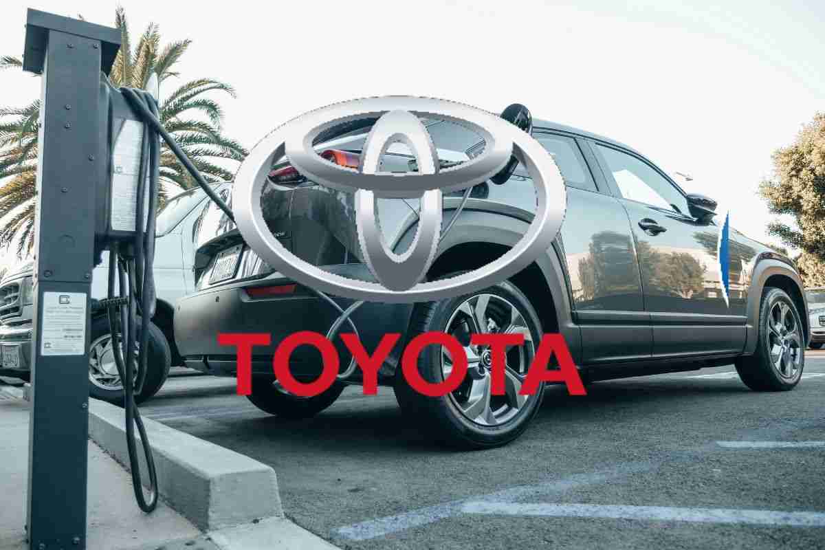 Toyota Mirai auto idrogeno benzina elettrico futuro innovazione