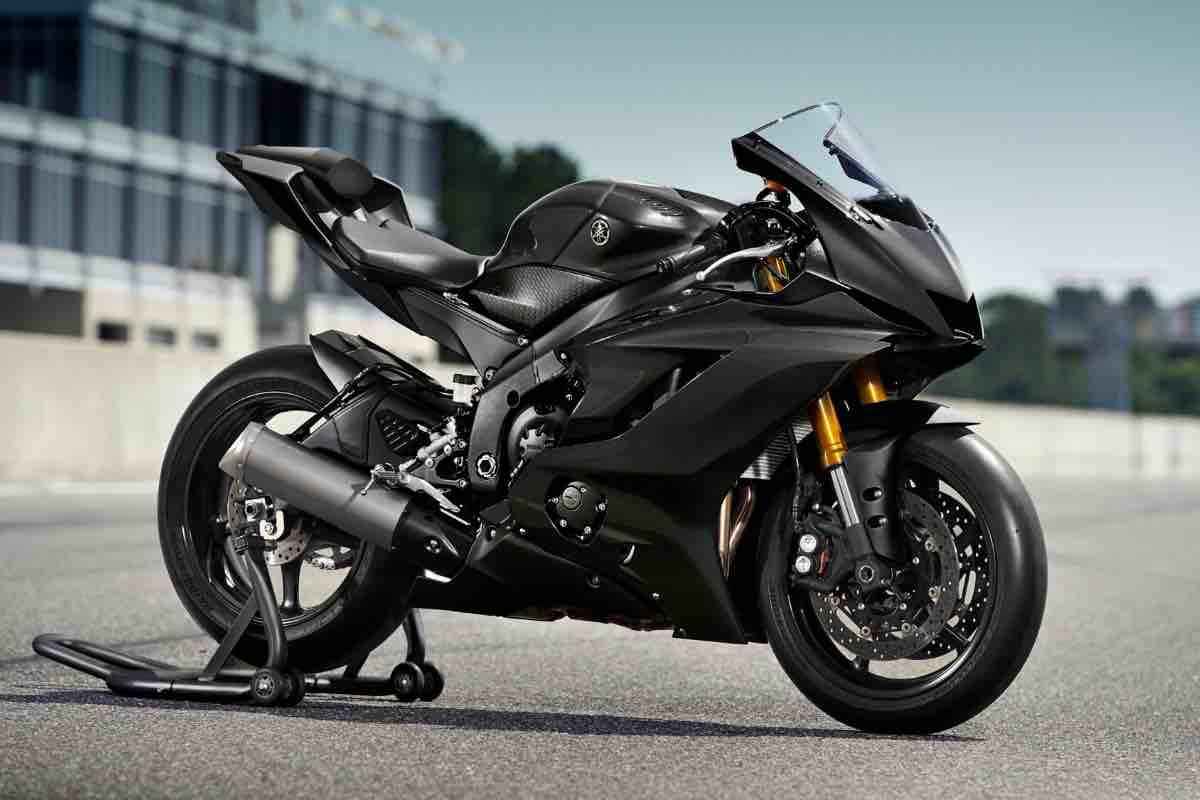 Motocicletta Yamaha R6 sport ride by wire