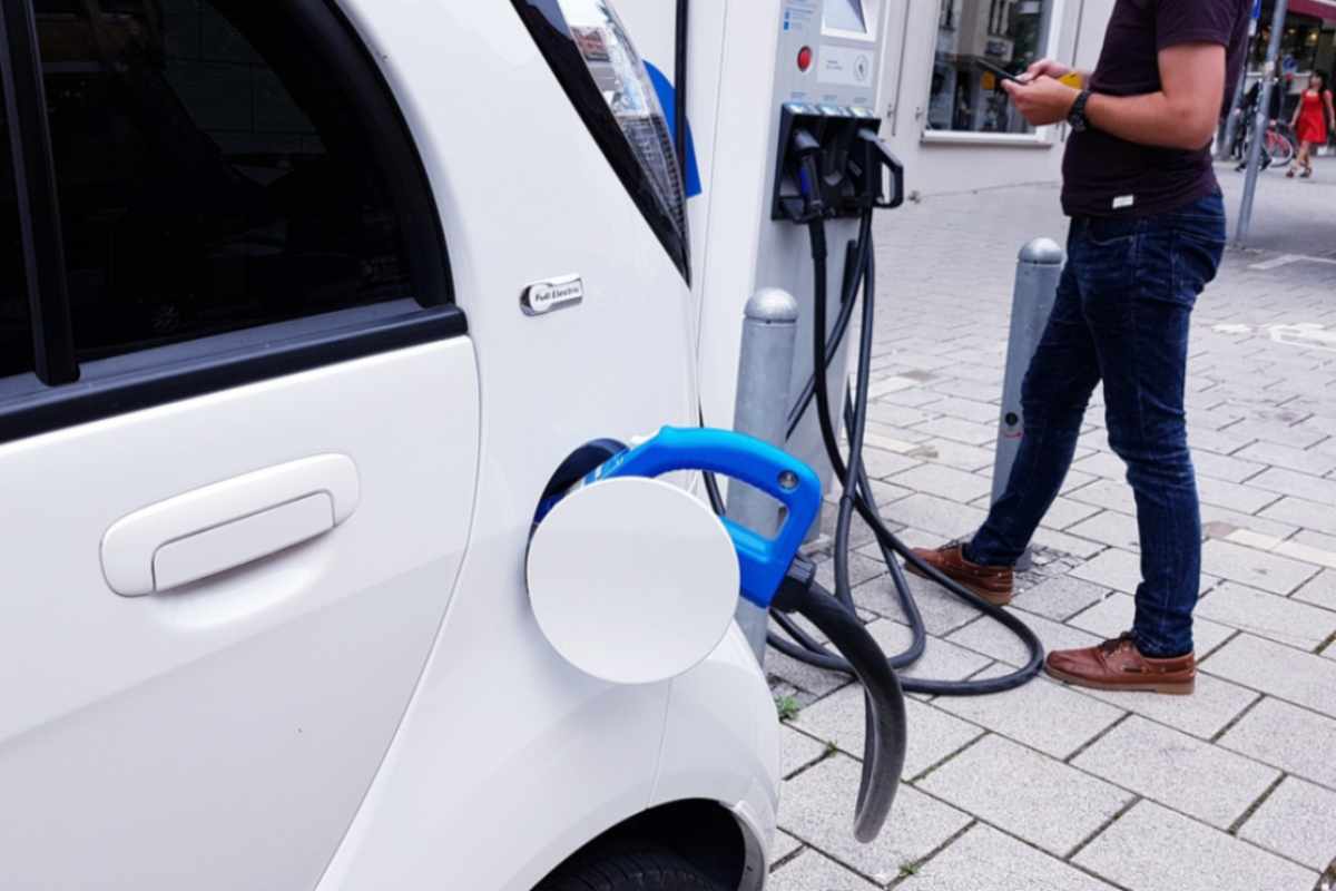 auto elettriche aumento costi ricarica