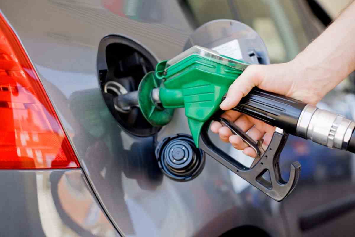 prezzo benzina quanto costa all'estero