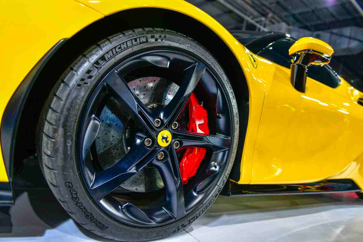 Gli consegnano la sua Ferrari SF90 Stradale