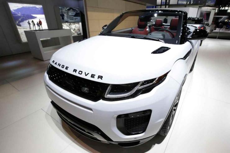 Range Rover Evoque spaccata a metà