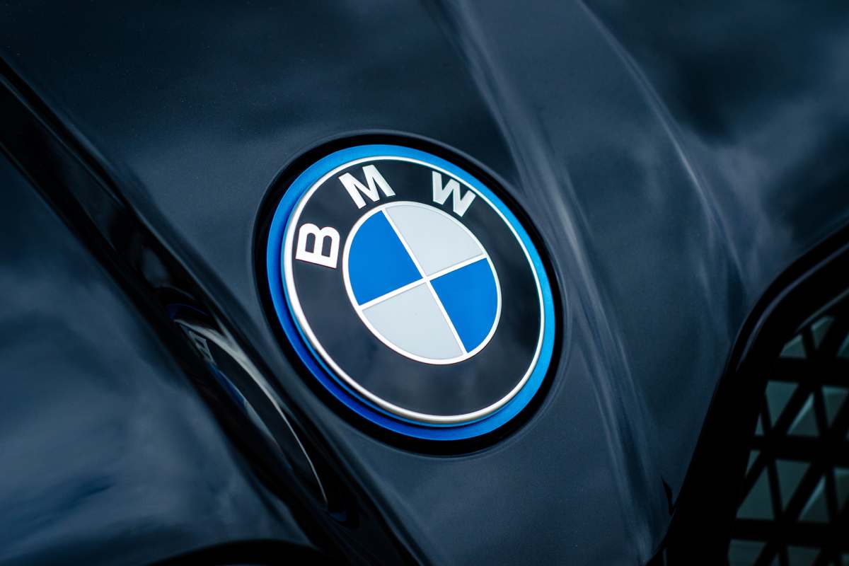 BMW, l'icona si fa da parte