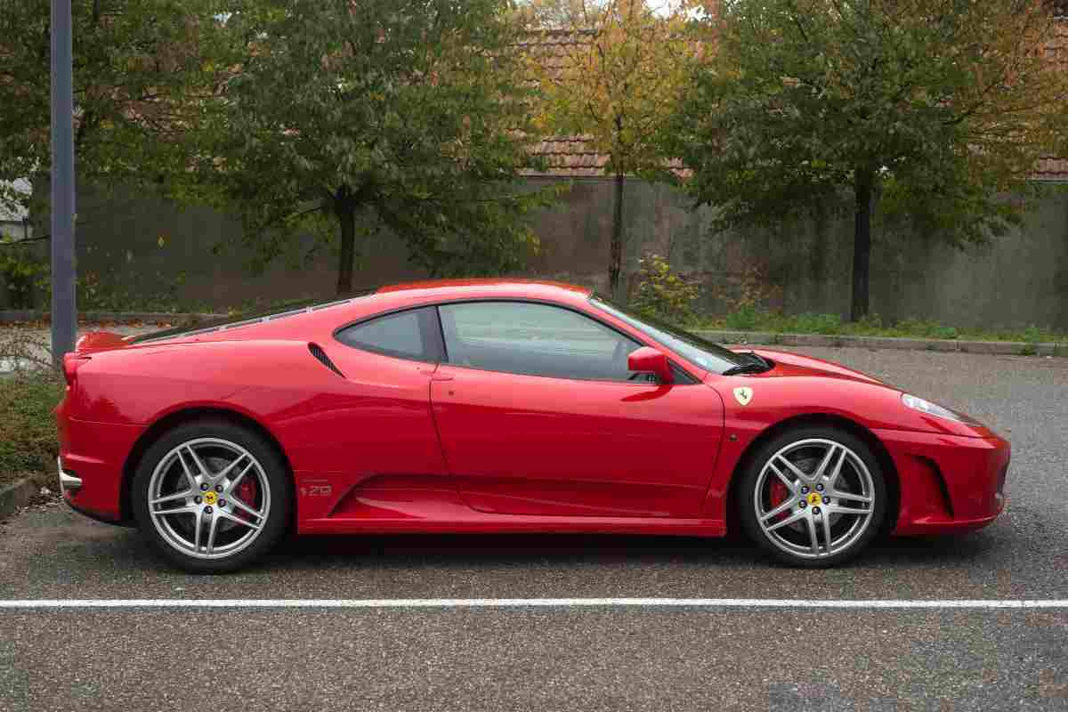 Ferrari parcheggiata, dopo accade una cosa folle