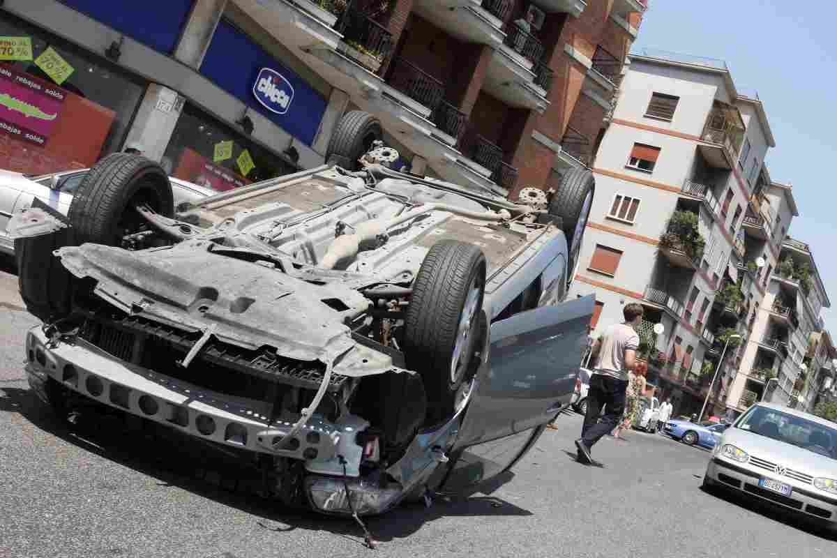 Auto elettrica si cappotta dopo le derapate 