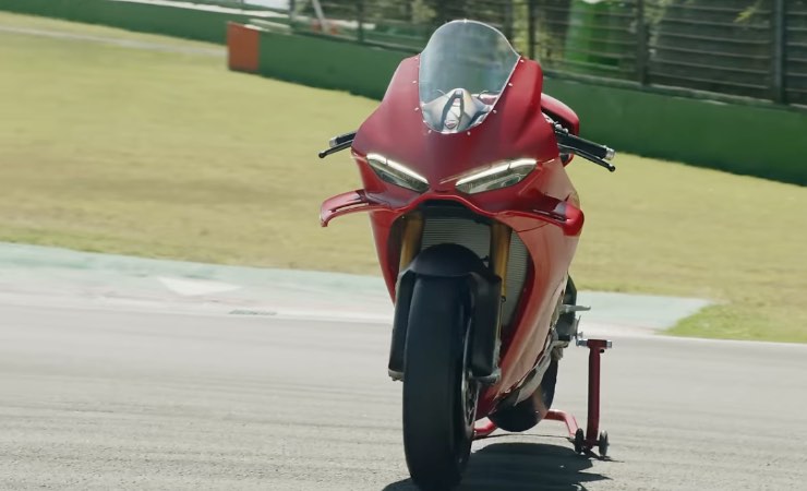 Ducati Panigale V4 2025 la prova di Bagnaia