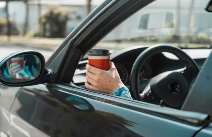 Finestrino auto aperto multa