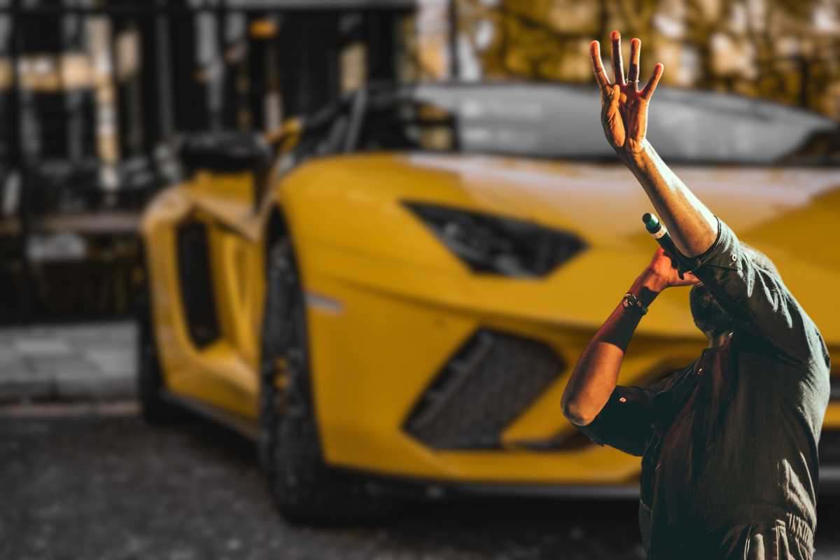 Lamborghini dimenticata dal cantante