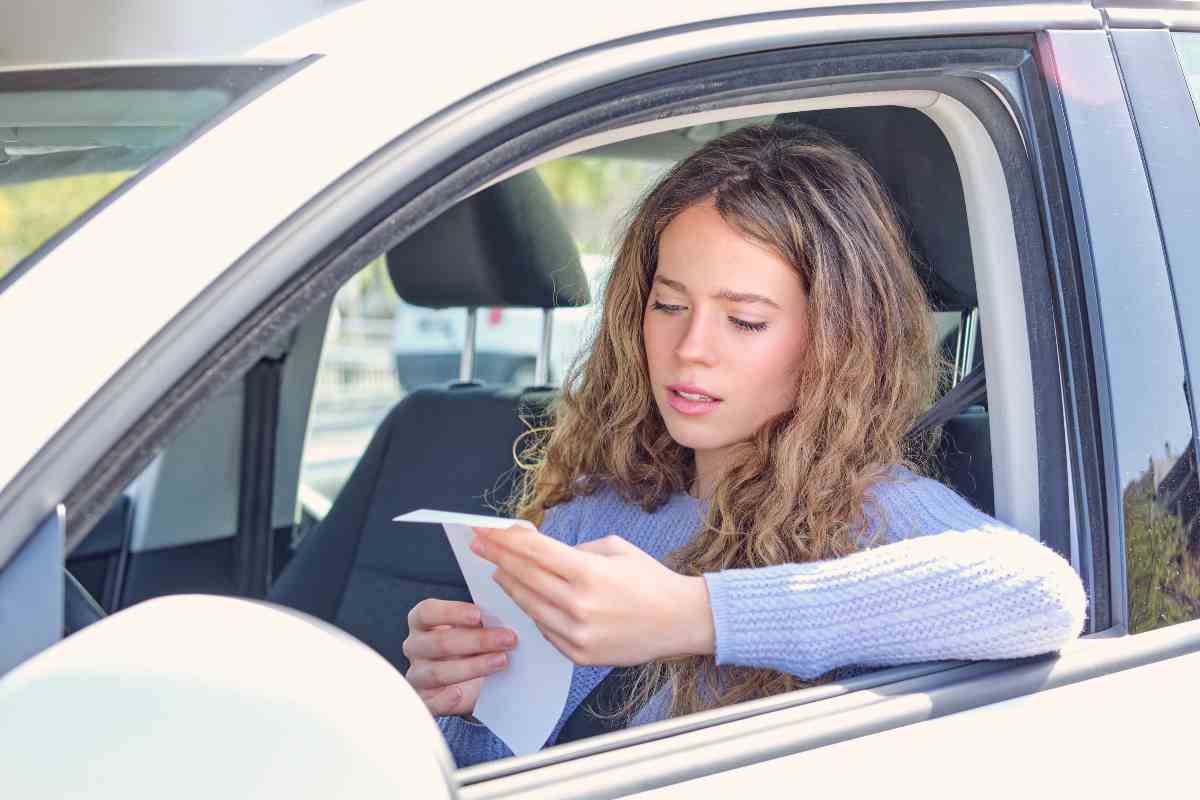 Parcheggia l'auto e becca una multa assurda: lo fate tutti spesso, ma è illegale