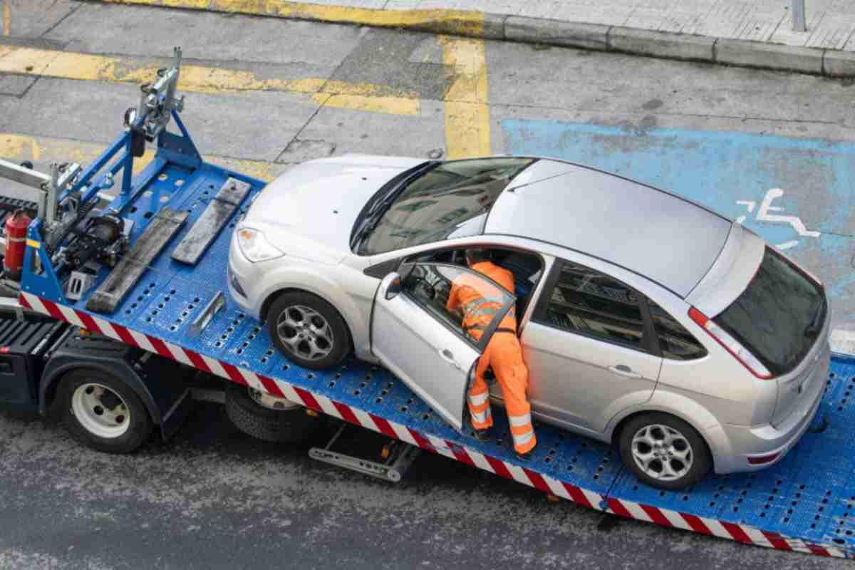 Rimozione auto disastro a Milano