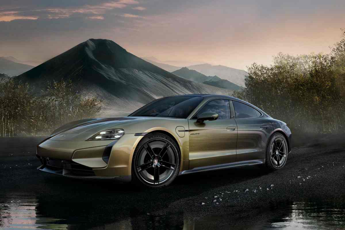 Presentata Porsche Taycan Turbo S Celestial Jade: il colore è unico al mondo