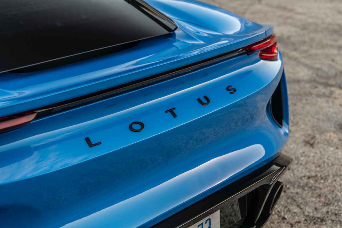 Lotus fa un passo indietro