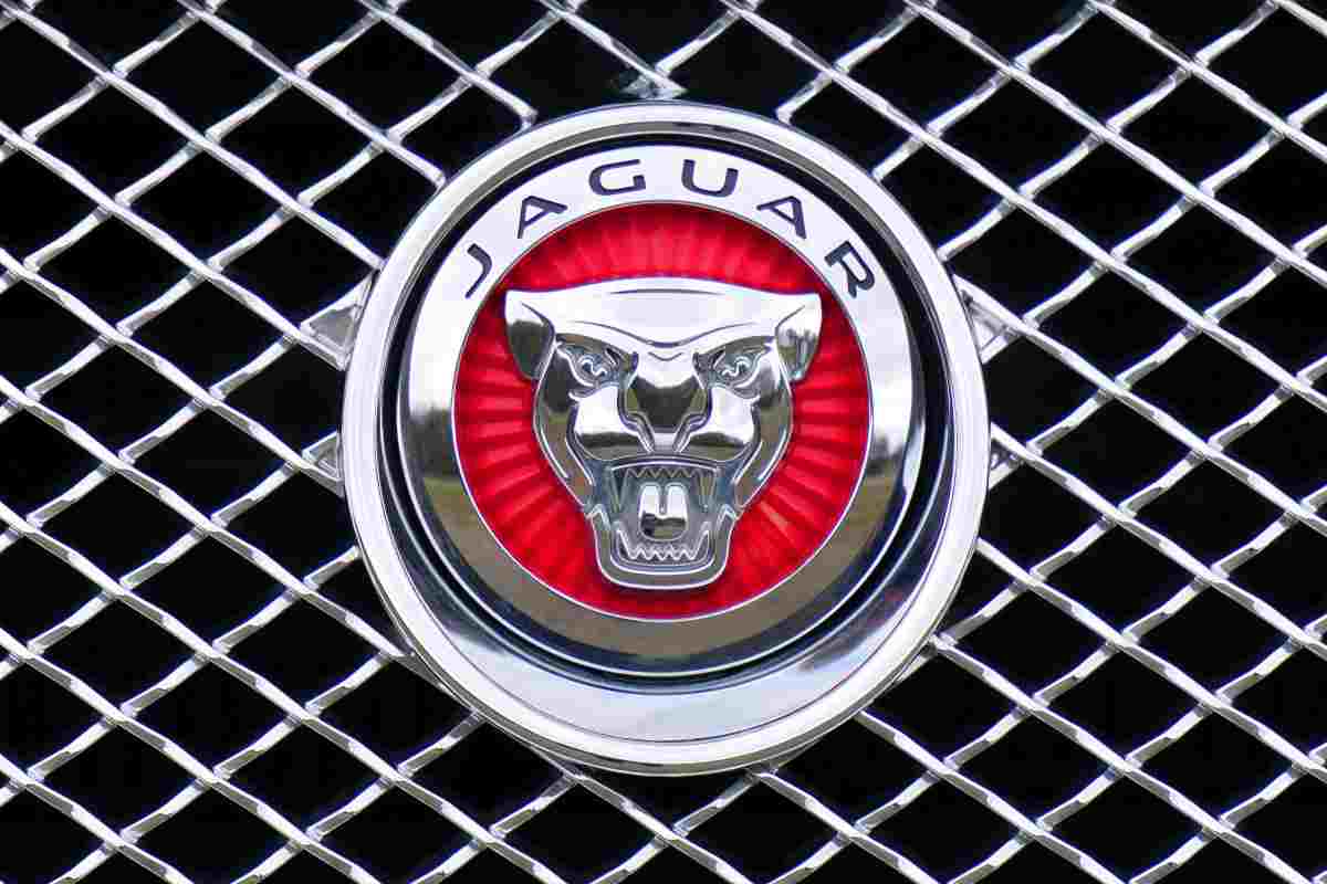 Jaguar, pessime notizie per i clienti: modelli richiamati per rischio incendio, problema bello grosso