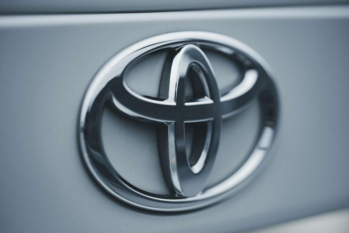 Toyota, l'iconico modello ha un problema: costretti al richiamo immediato, bisogna riconsegnarle