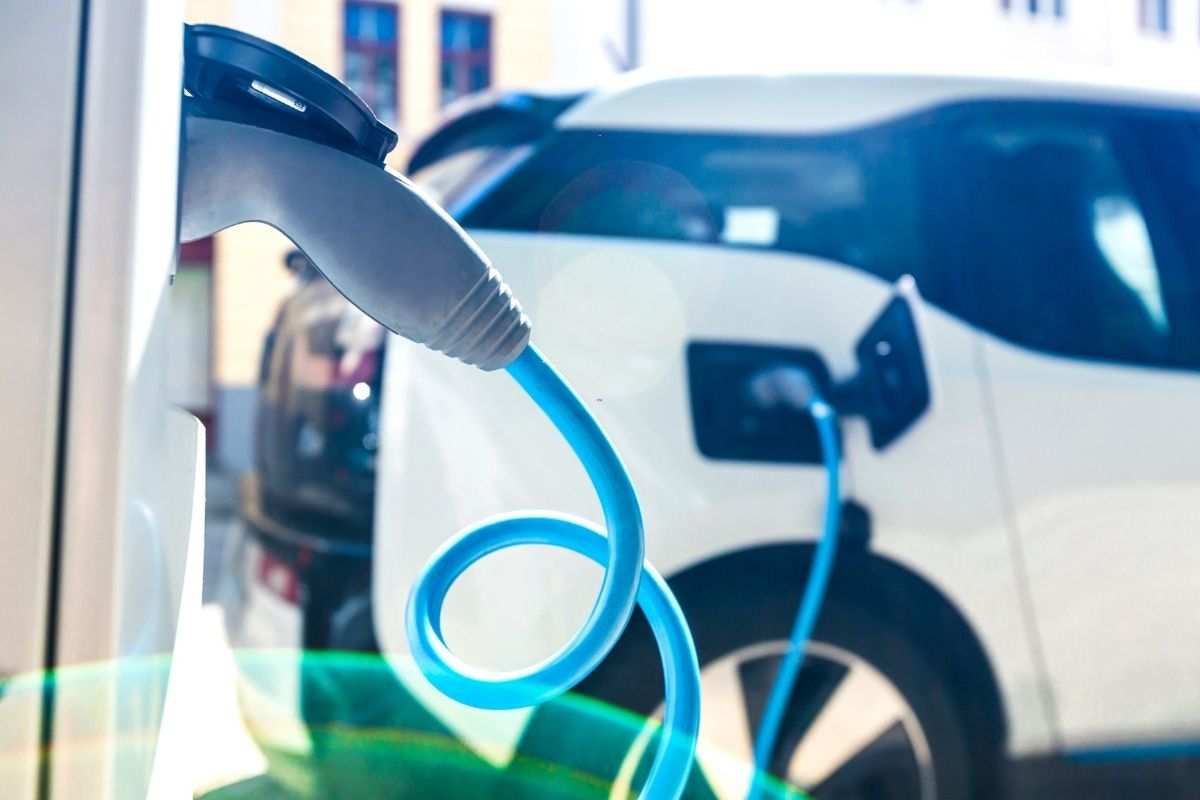 Auto elettriche messe alle strette, il colosso le saluta: decisione epocale, può creare effetto domino